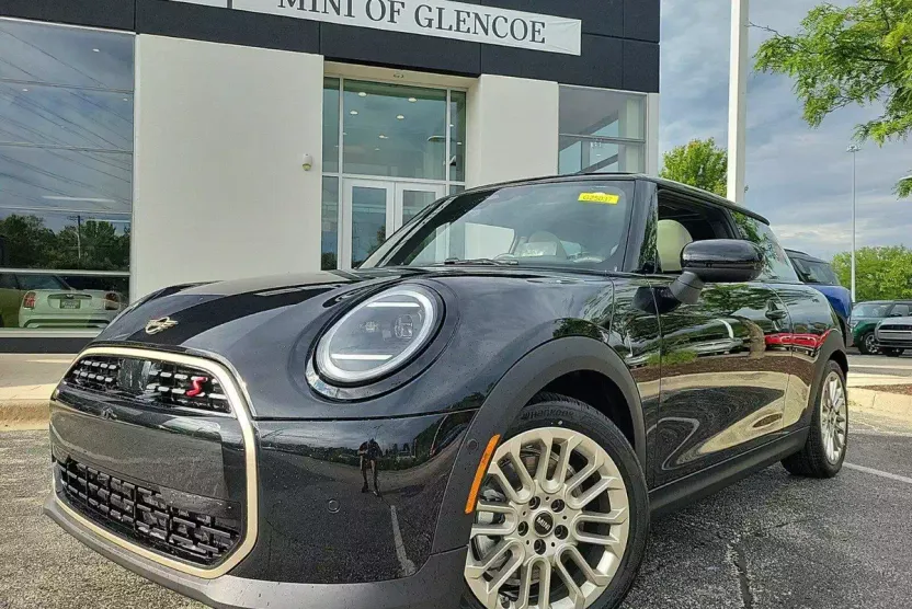2025 Mini Cooper 2 Door Hardtop Iconic photo 1