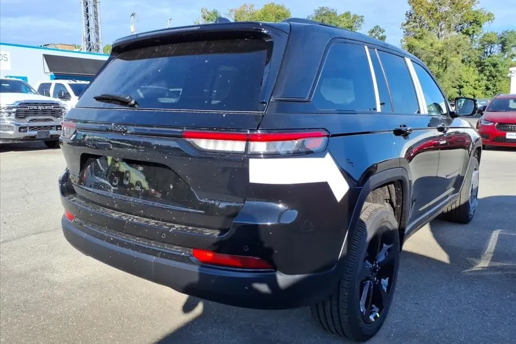 2025 Jeep Grand Cherokee Altitude photo 1