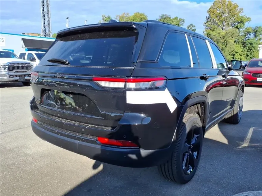 2025 Jeep Grand Cherokee Altitude photo 1