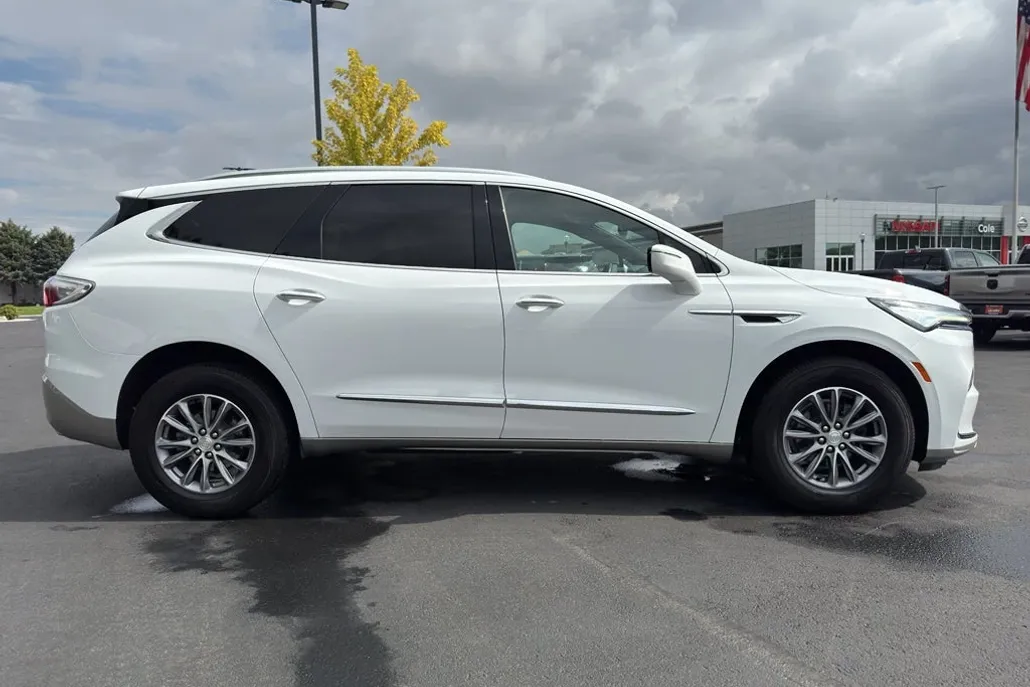 2022 Buick Enclave Essence photo 1