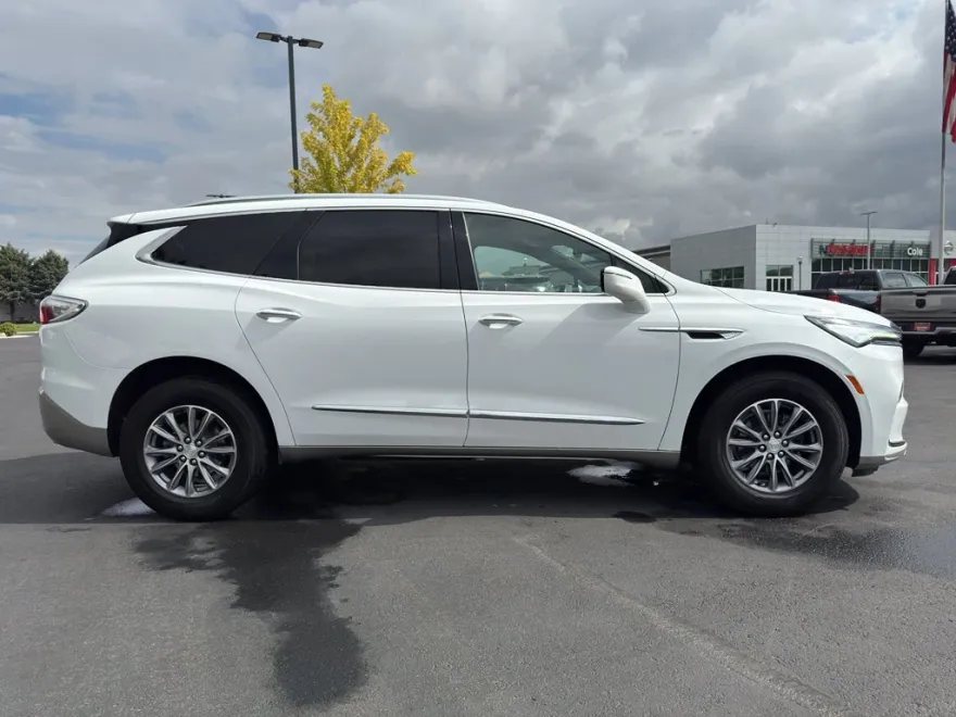 2022 Buick Enclave Essence photo 1