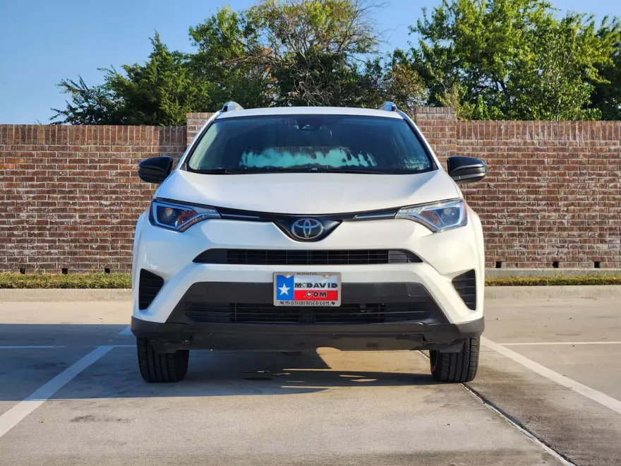 2018 Toyota RAV4 LE photo 1