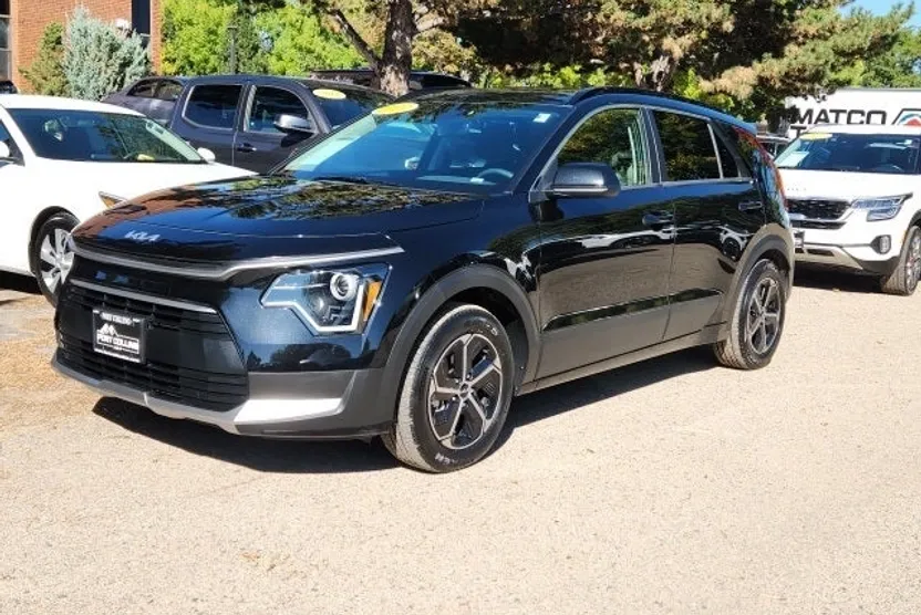 2023 Kia Niro LX photo 1