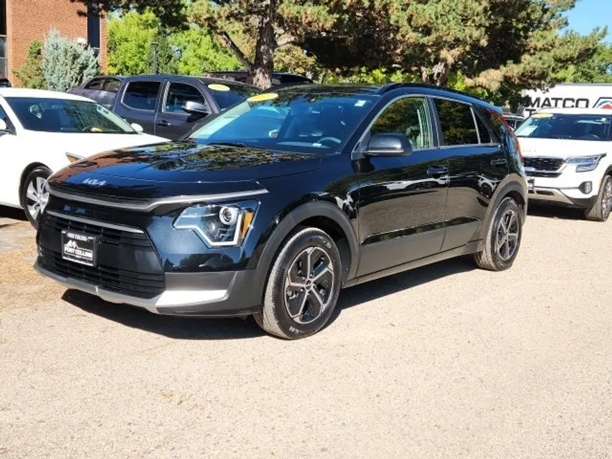 2023 Kia Niro LX photo 1