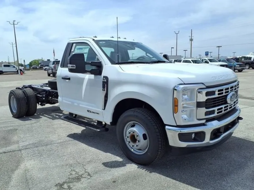 2025 Ford F-350 XL photo 1