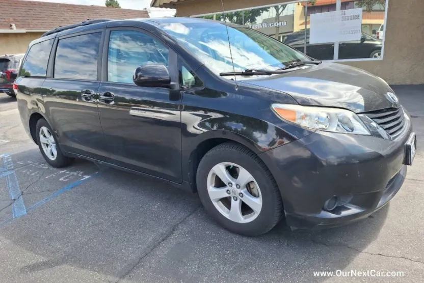 2011 Toyota Sienna LE photo 1