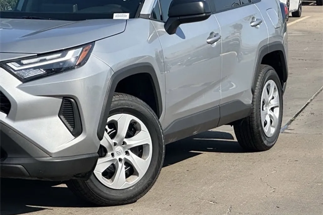 2024 Toyota RAV4 LE photo 1