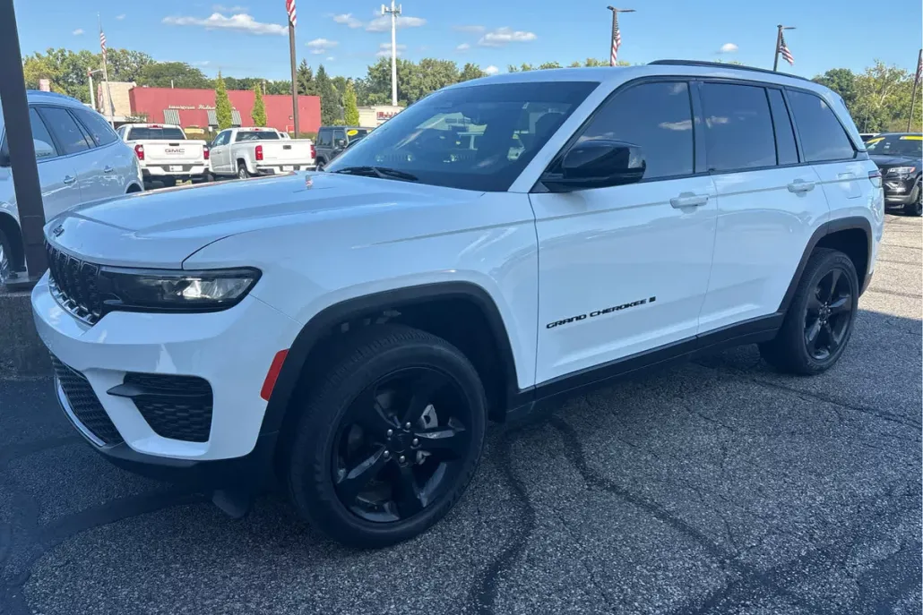 2023 Jeep Grand Cherokee Altitude photo 1