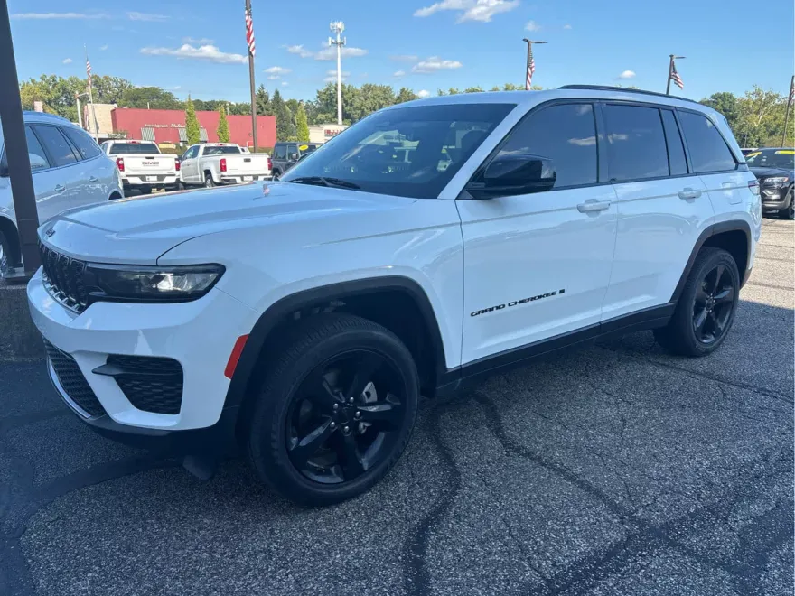 2023 Jeep Grand Cherokee Altitude photo 1