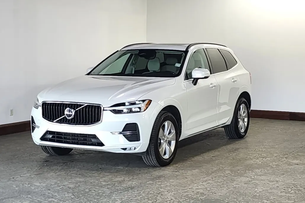 2022 Volvo XC60 B5 Momentum photo 1