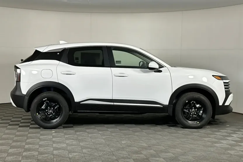 2025 Nissan Kicks SV photo 1