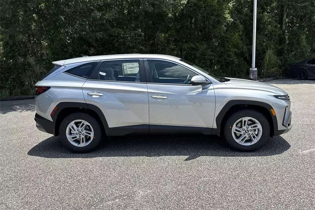 2025 Hyundai Tucson SE photo 1