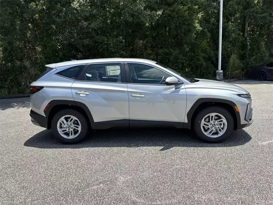 2025 Hyundai Tucson SE photo 1