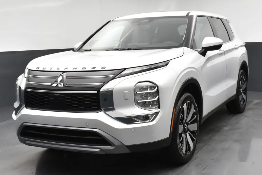 2025 Mitsubishi Outlander SE photo 1