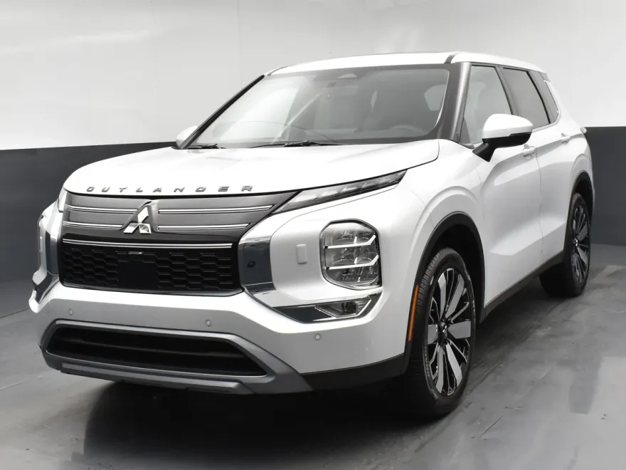2025 Mitsubishi Outlander SE photo 1
