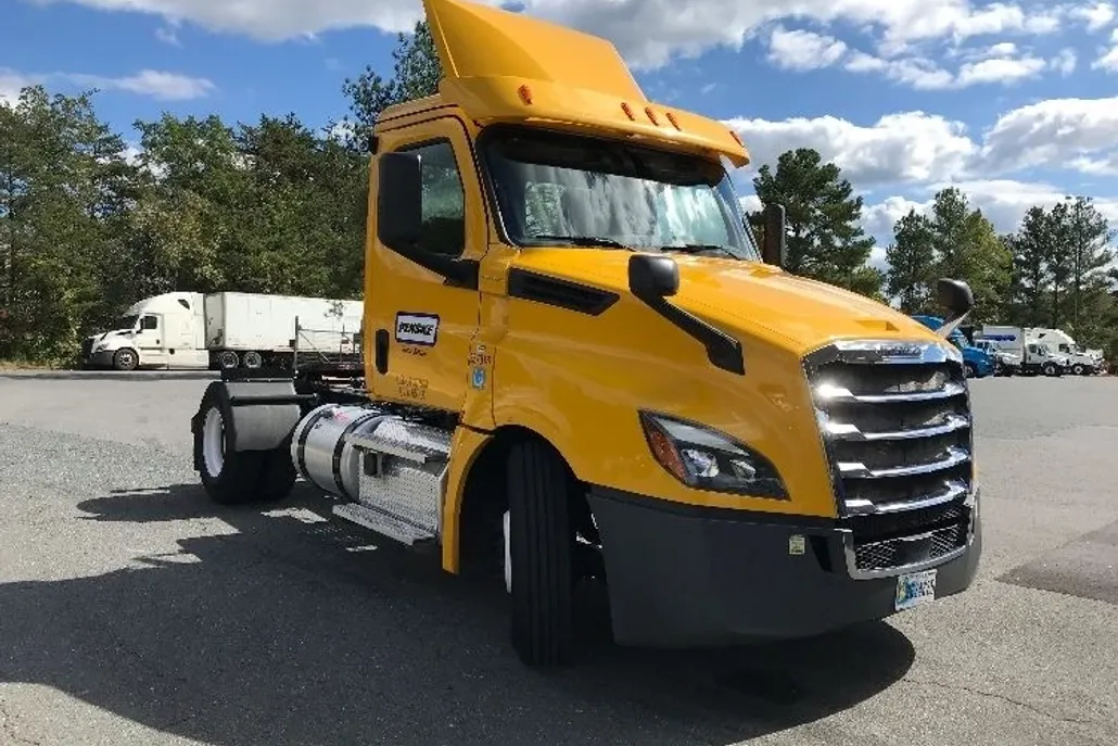 2020 Freightliner Cascadia 126" Day cab photo 1