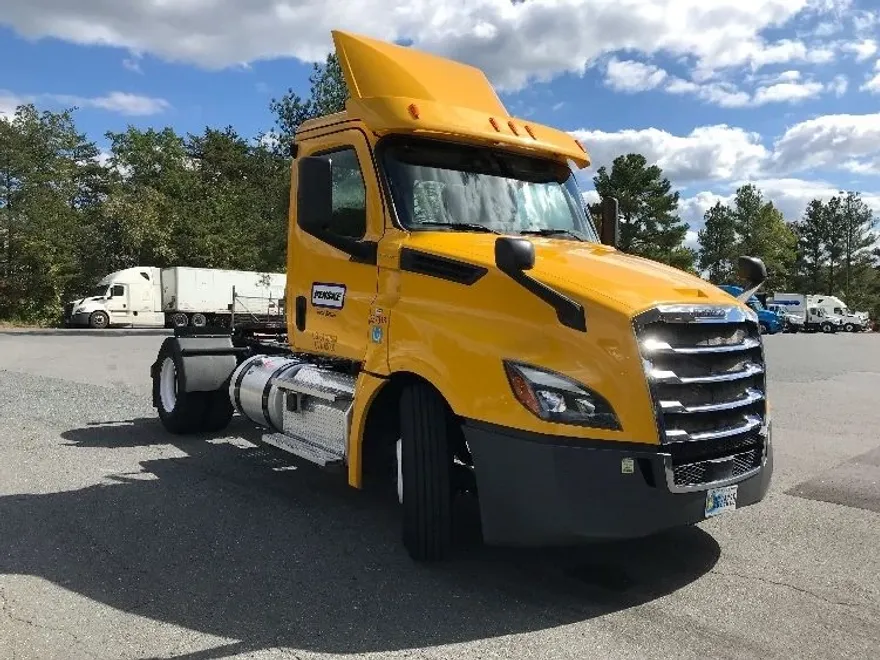 2020 Freightliner Cascadia 126" Day cab photo 1