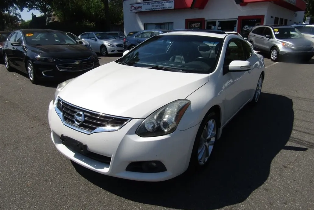 2010 Nissan Altima 3.5 SR photo 1