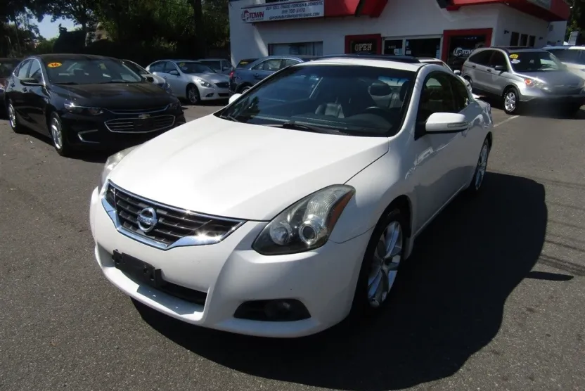 2010 Nissan Altima 3.5 SR photo 1