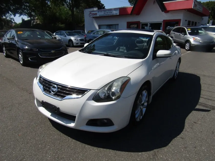 2010 Nissan Altima 3.5 SR photo 1