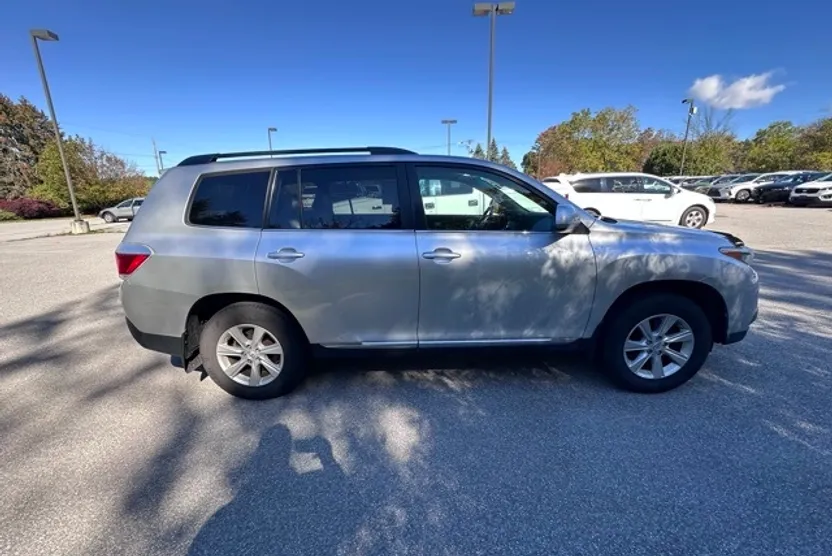 2011 Toyota Highlander SE photo 1