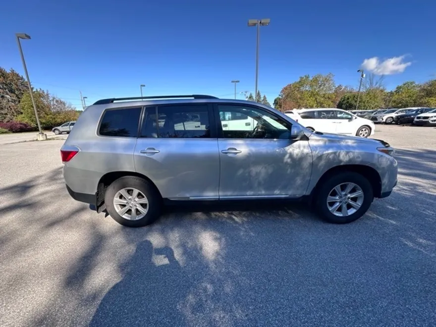 2011 Toyota Highlander SE photo 1