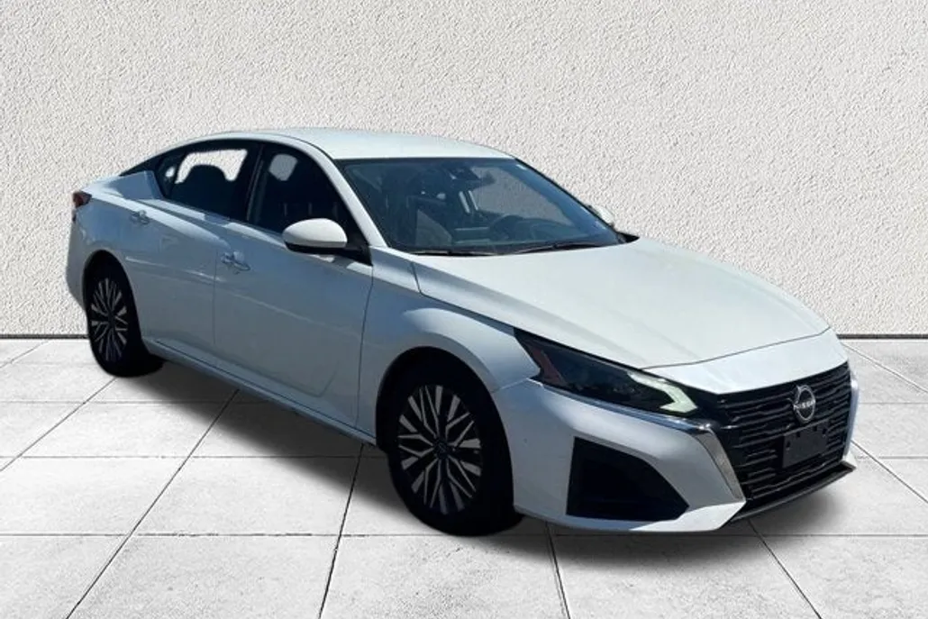 2023 Nissan Altima 2.5 SV photo 1