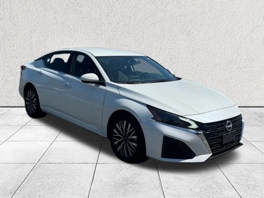 2023 Nissan Altima 2.5 SV photo 1