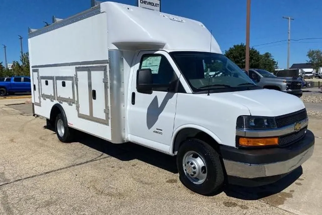 2024 Chevrolet Express Cutaway 3500 photo 1