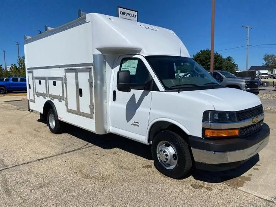 2024 Chevrolet Express Cutaway 3500 photo 1