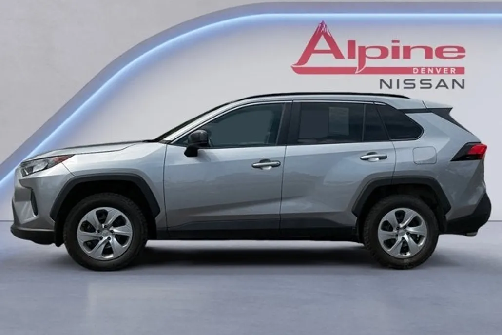 2021 Toyota RAV4 LE photo 1