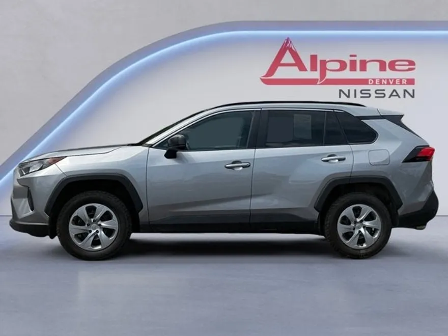 2021 Toyota RAV4 LE photo 1