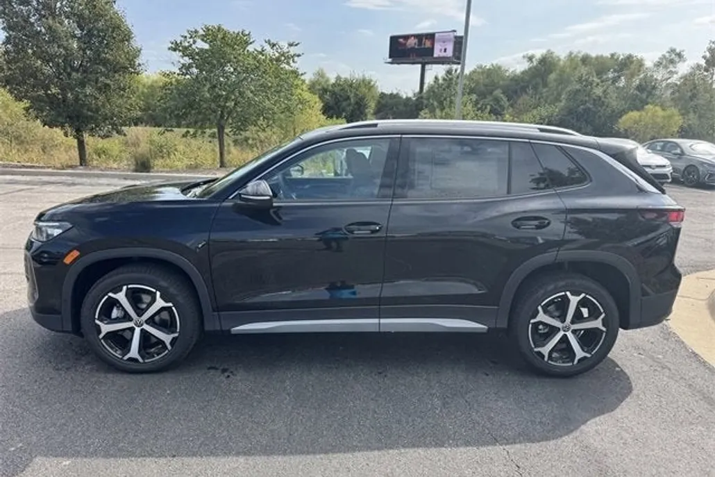 2025 Volkswagen Tiguan SE photo 1