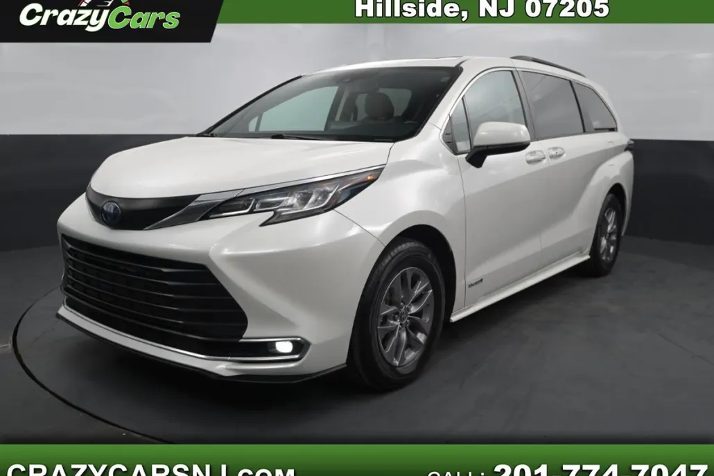 2021 Toyota Sienna XLE photo 1