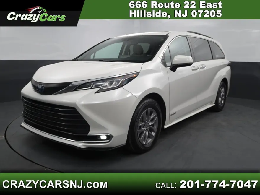 2021 Toyota Sienna XLE photo 1