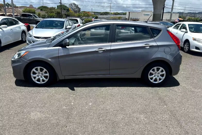 2013 Hyundai Accent GS photo 1