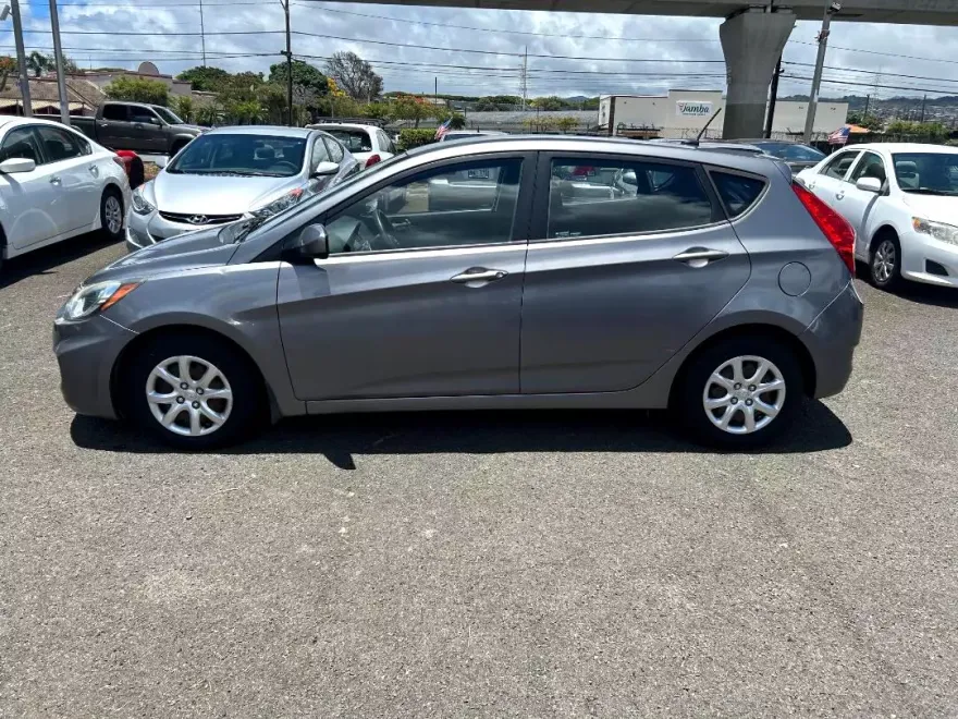 2013 Hyundai Accent GS photo 1