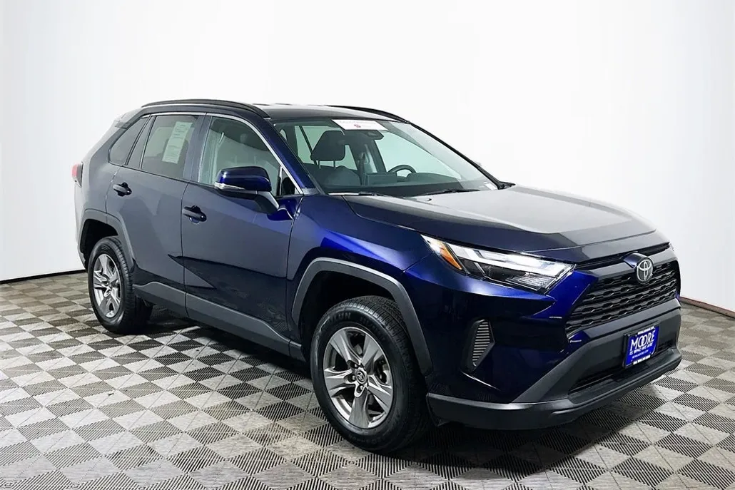 2024 Toyota RAV4 XLE photo 1