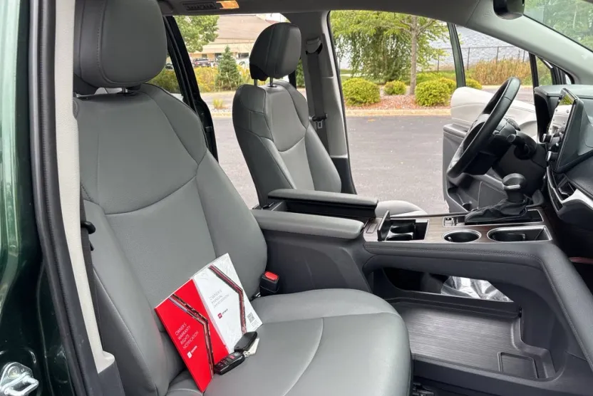 2024 Toyota Sienna XLE photo 1