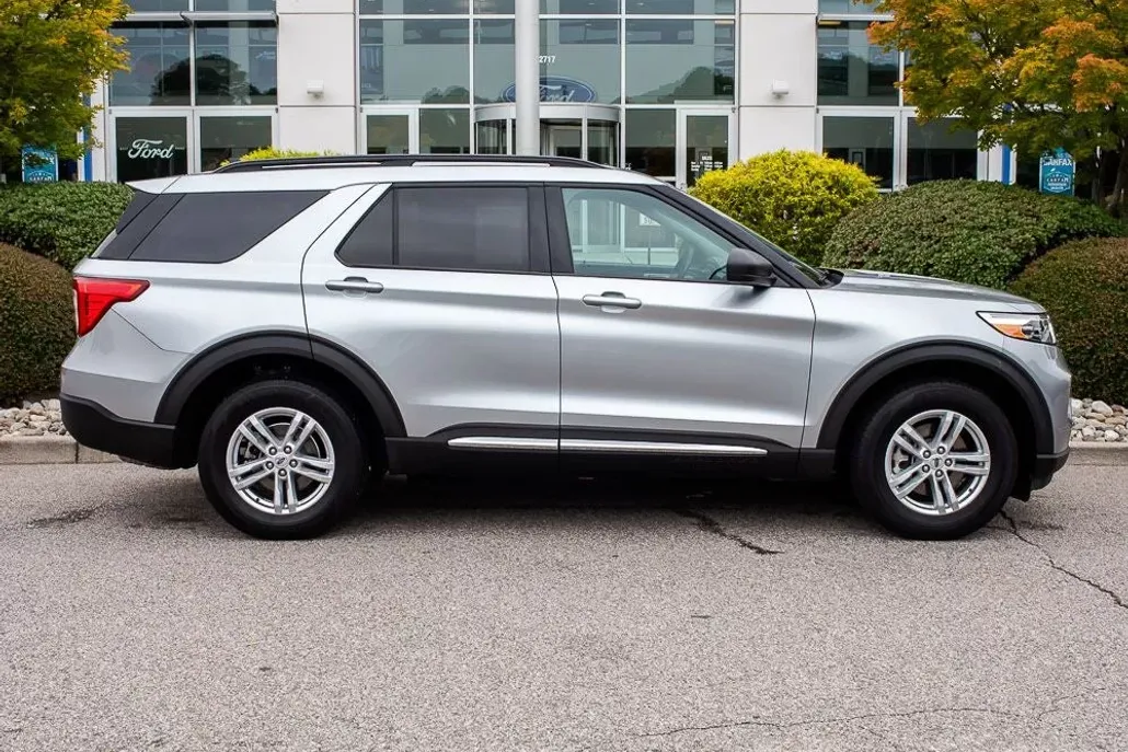 2023 Ford Explorer XLT photo 1