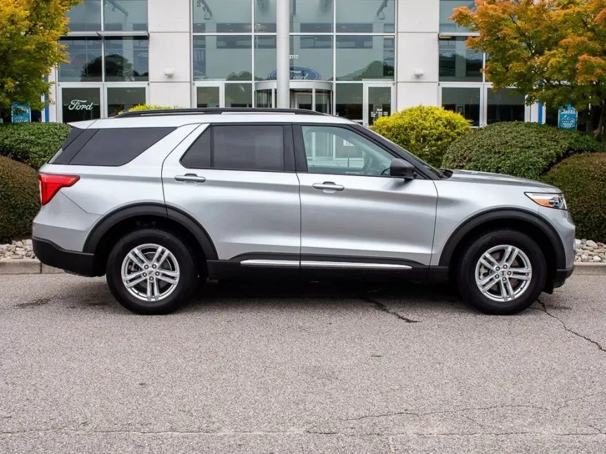 2023 Ford Explorer XLT photo 1