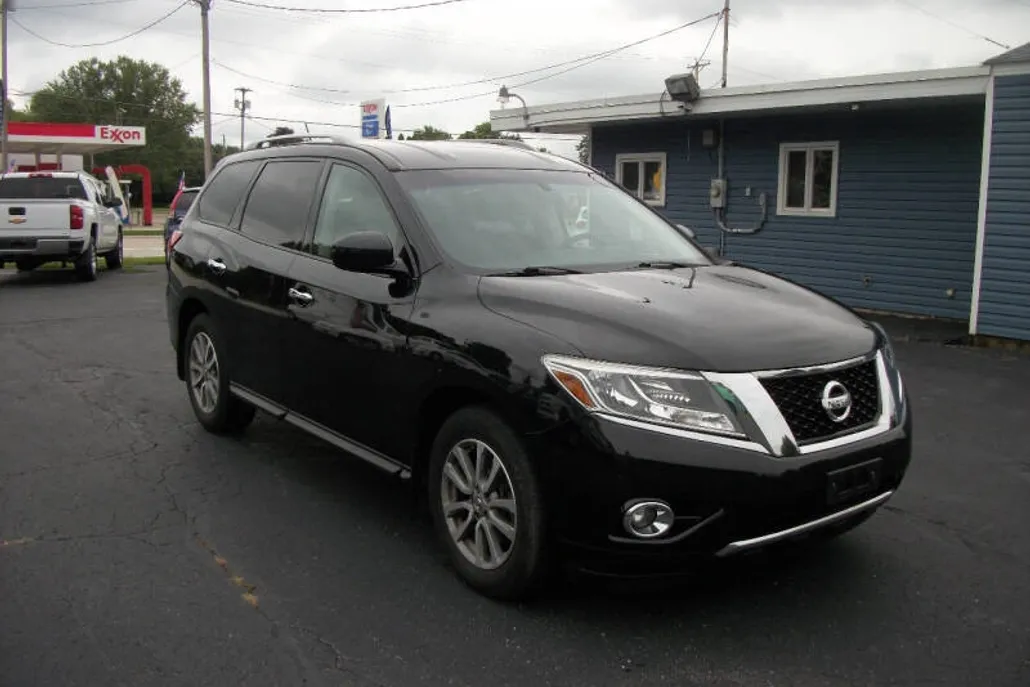 2016 Nissan Pathfinder SV photo 1