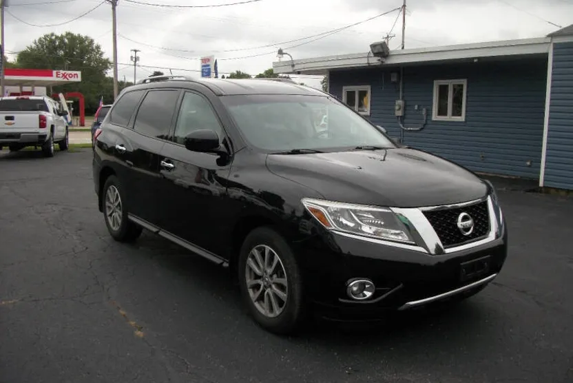 2016 Nissan Pathfinder SV photo 1