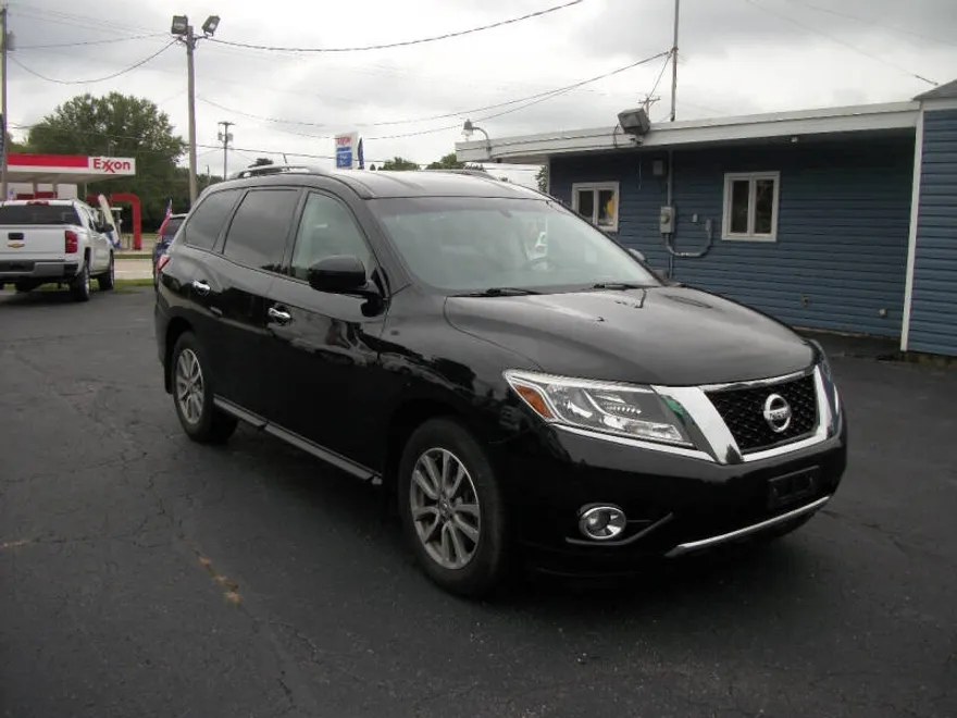 2016 Nissan Pathfinder SV photo 1