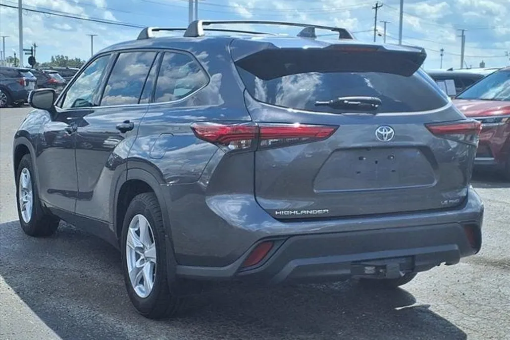2021 Toyota Highlander LE photo 1