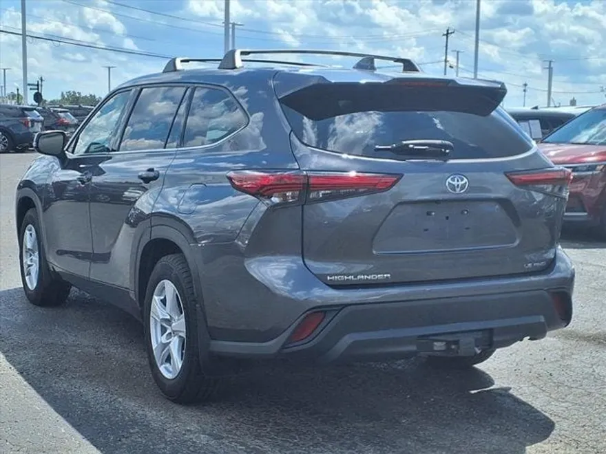2021 Toyota Highlander LE photo 1