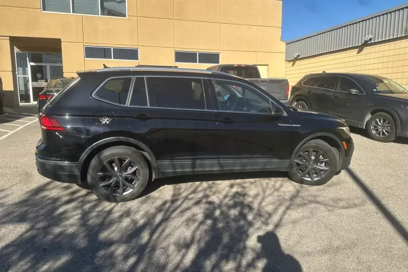 2023 Volkswagen Tiguan SE photo 1