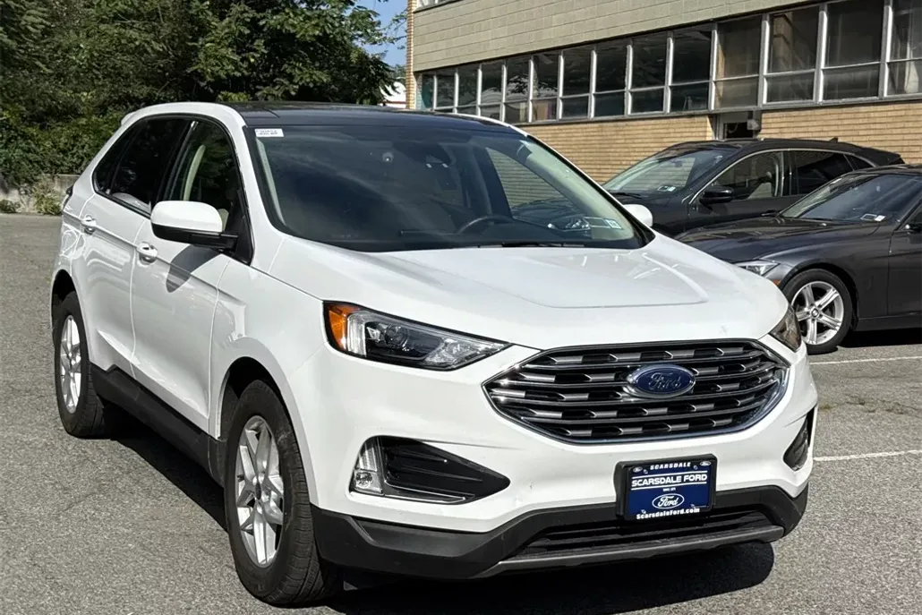 2022 Ford Edge SEL photo 1