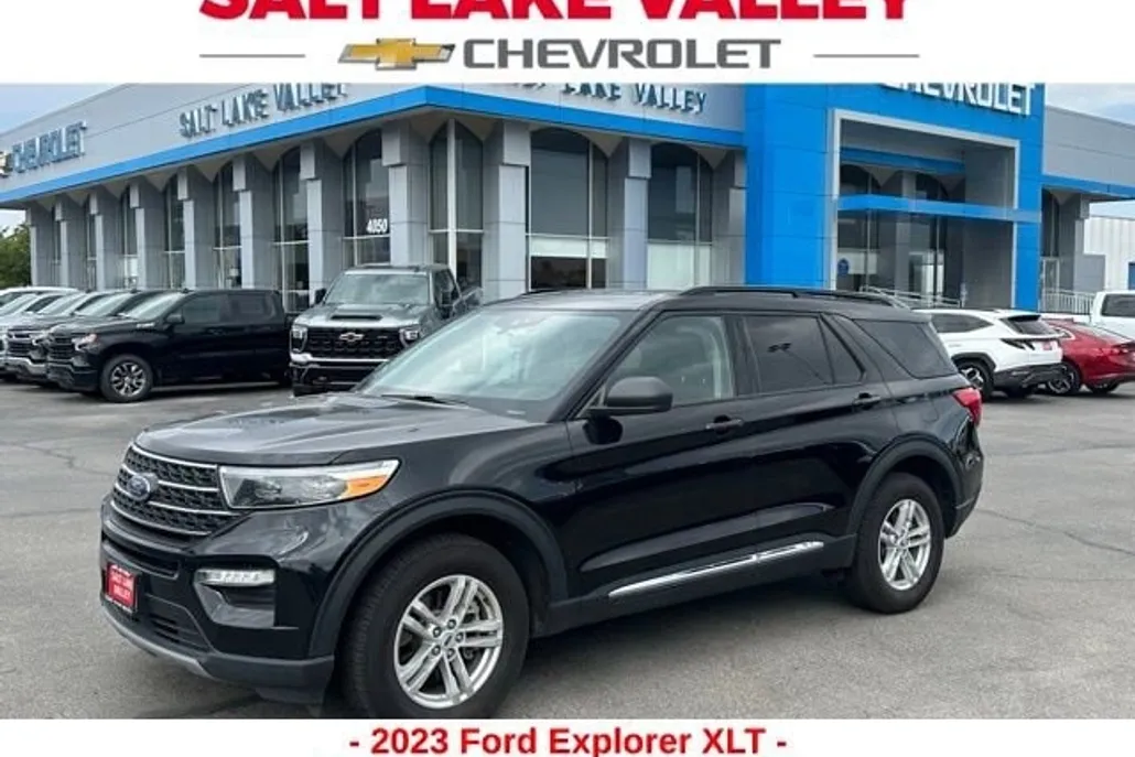 2023 Ford Explorer XLT photo 1