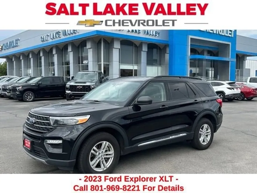 2023 Ford Explorer XLT photo 1